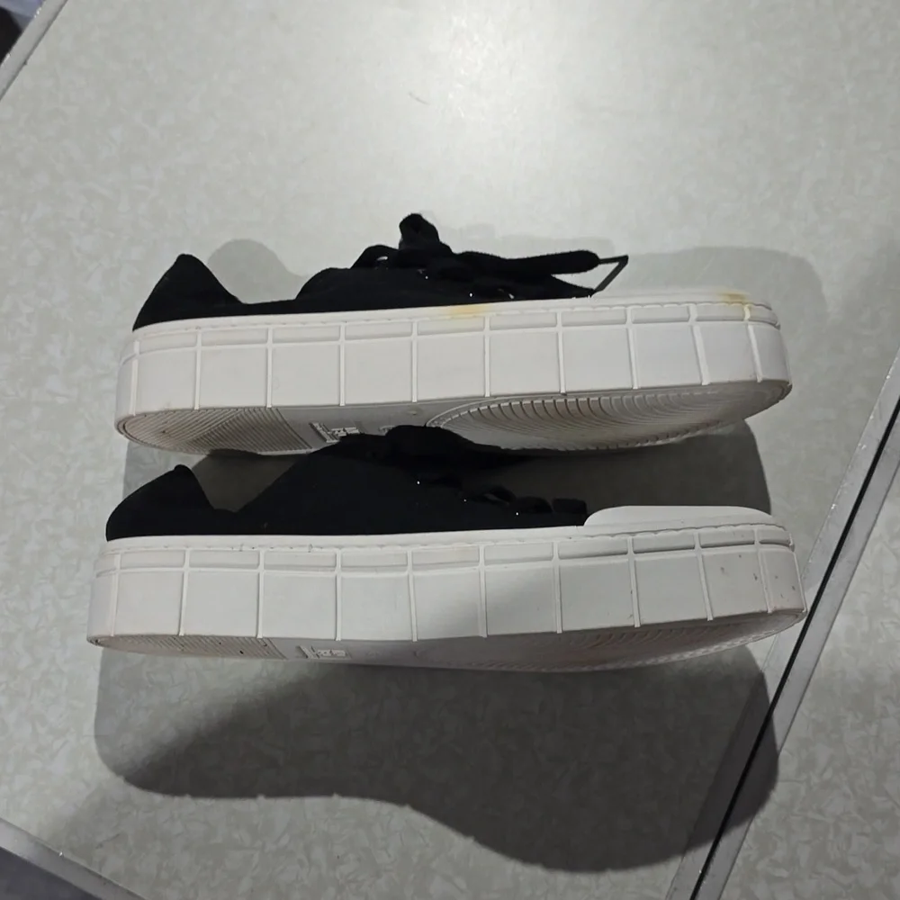 No Boundaries comfortable sneakers